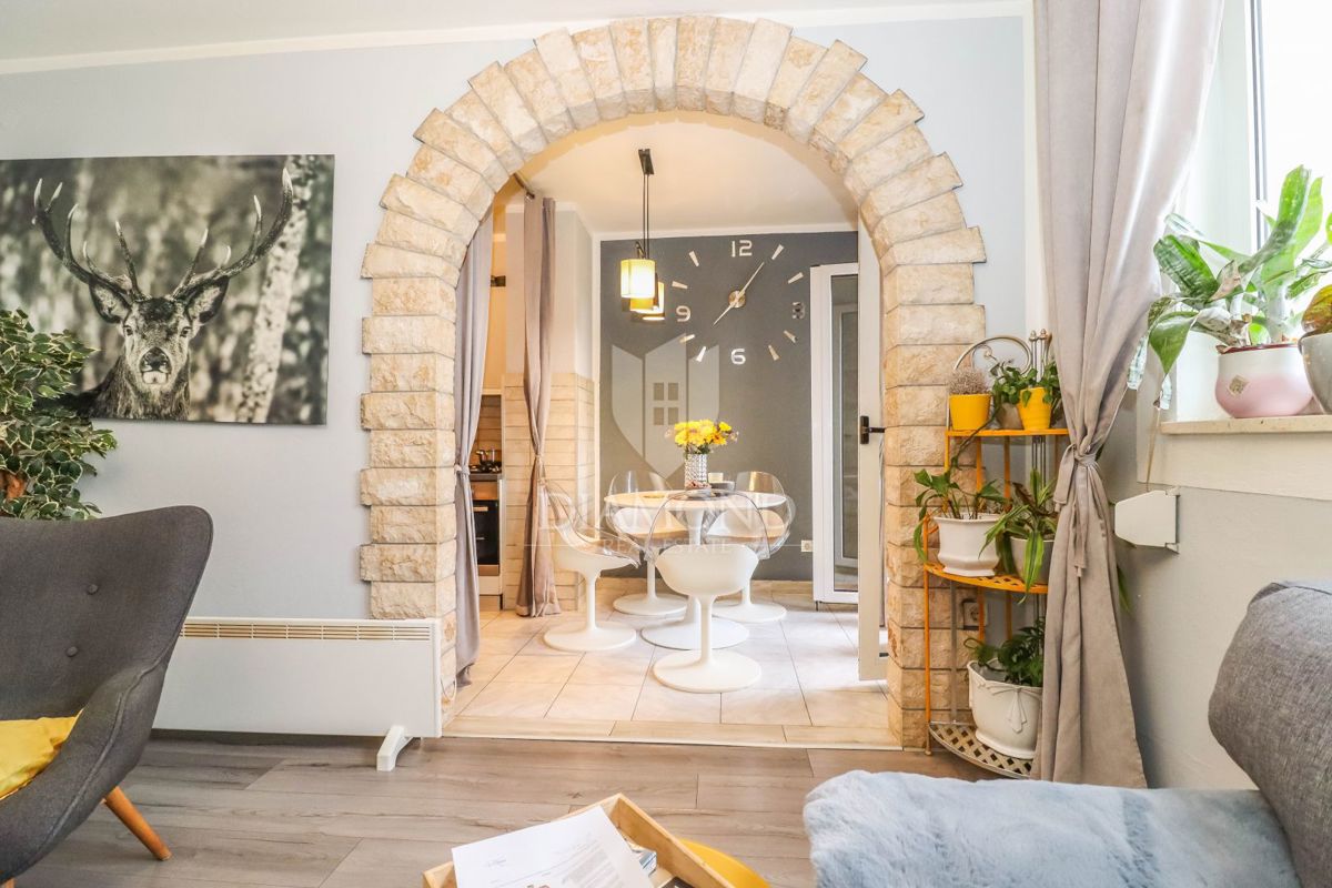 Rovinj, stanovanje na odlični lokaciji s teraso in pogledom na morje