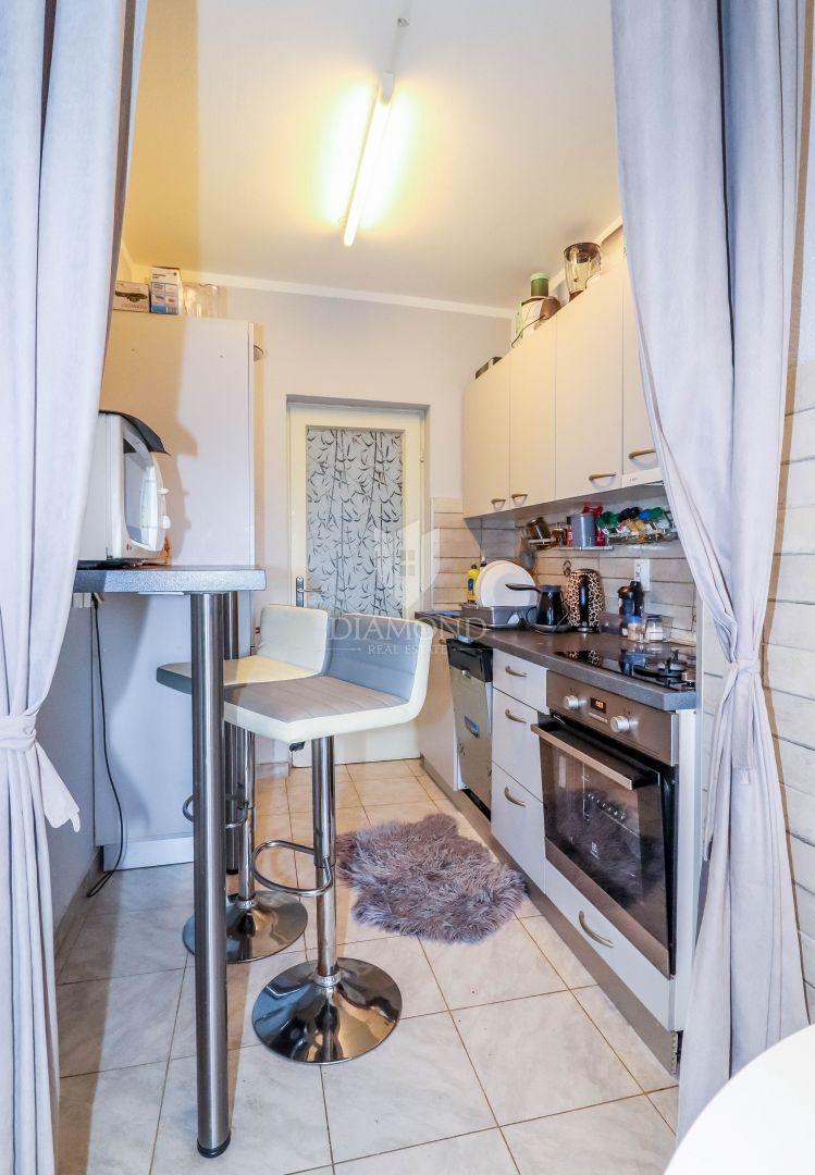 Rovinj, stanovanje na odlični lokaciji s teraso in pogledom na morje