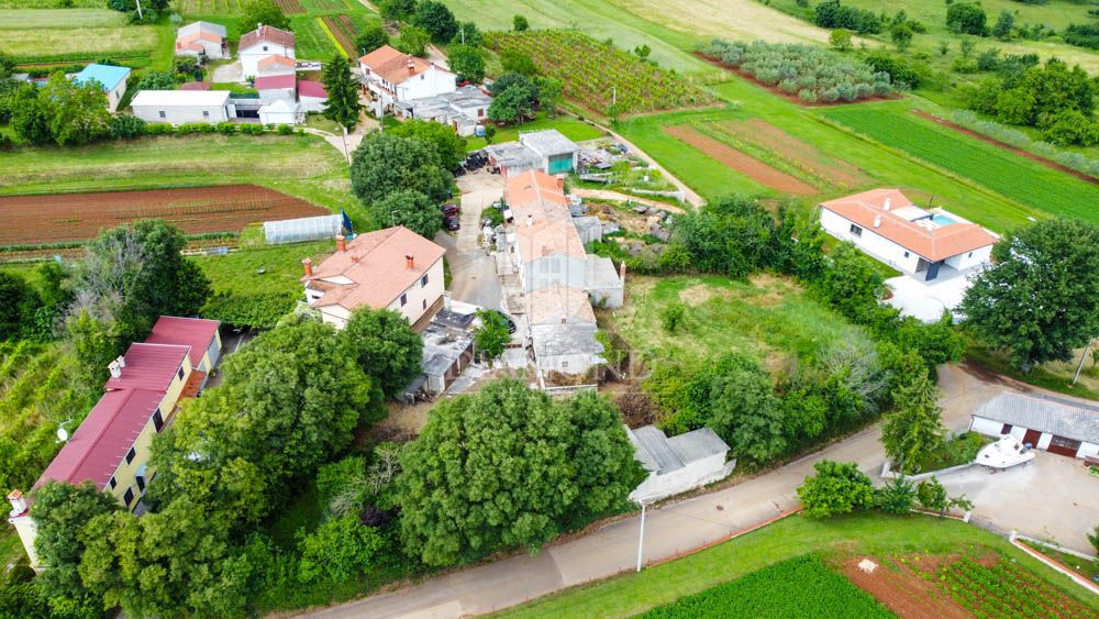 Barban, hiša s potencialom in velikim vrtom! 