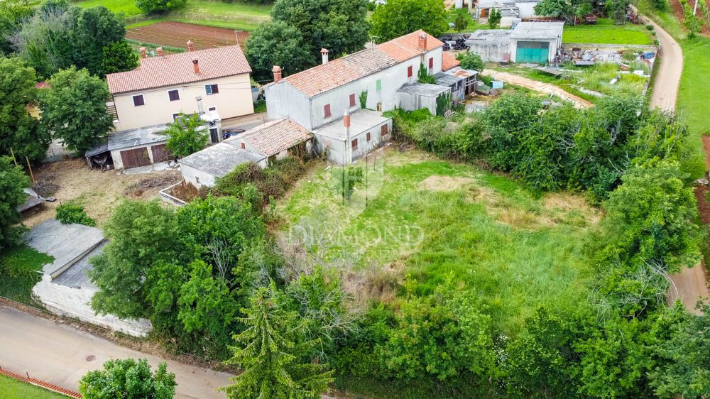 Barban, hiša s potencialom in velikim vrtom! 