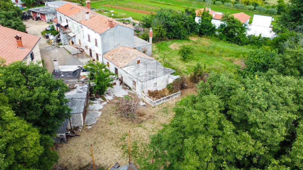 Barban, hiša s potencialom in velikim vrtom! 