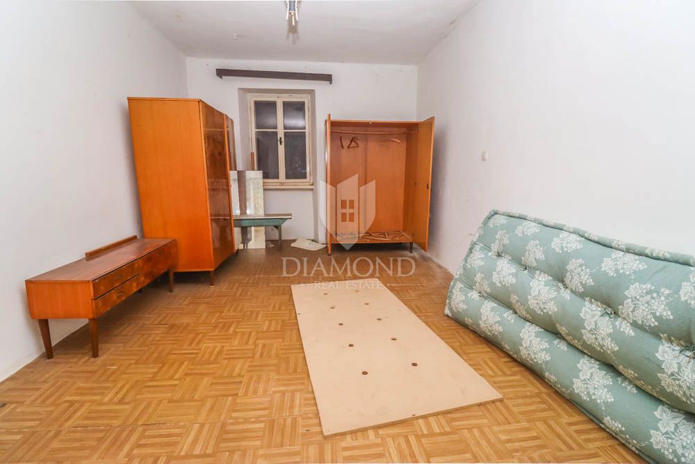 Barban, hiša s potencialom in velikim vrtom! 