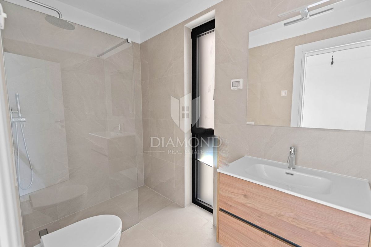 Novigrad, novo prostorno stanovanje 111m2 s 3 spalnicami in teraso!