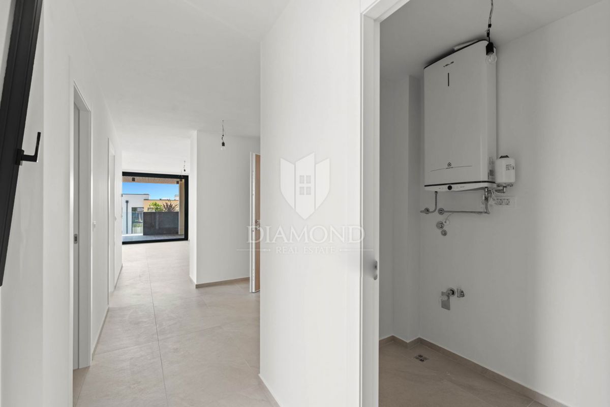 Novigrad, novo prostorno stanovanje 111m2 s 3 spalnicami in teraso!