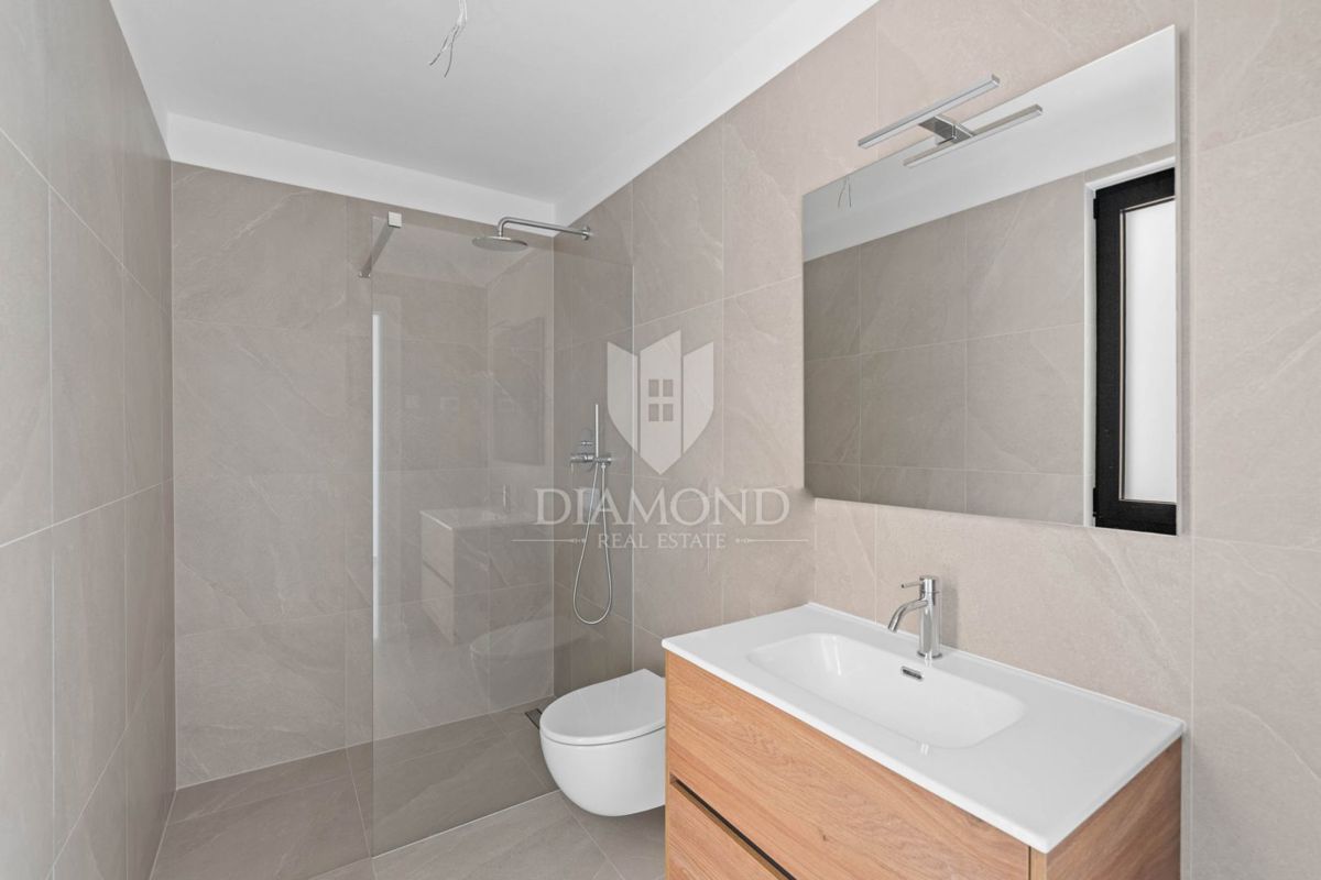 Novigrad, novo prostorno stanovanje 111m2 s 3 spalnicami in teraso!