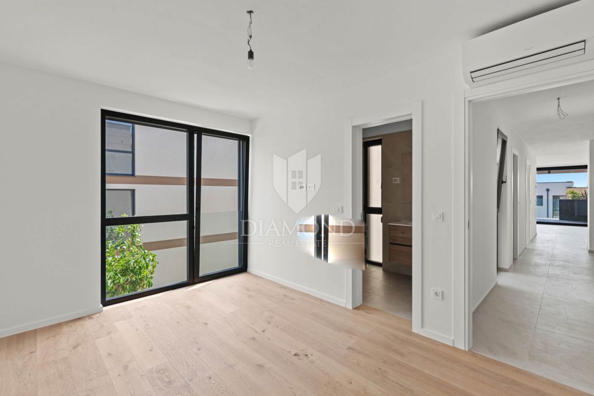 Novigrad, novo prostorno stanovanje 111m2 s 3 spalnicami in teraso!