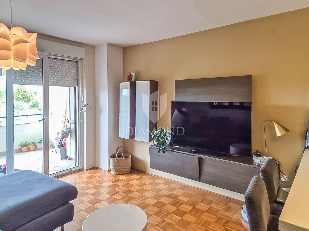 Priložnost! Apartma v centru Umaga, 100 metrov od morja