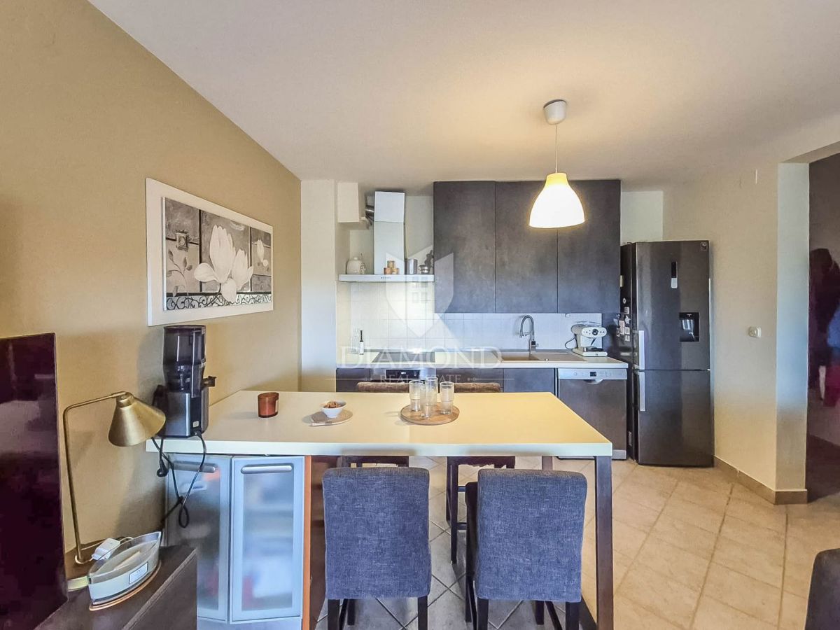 Priložnost! Apartma v centru Umaga, 100 metrov od morja