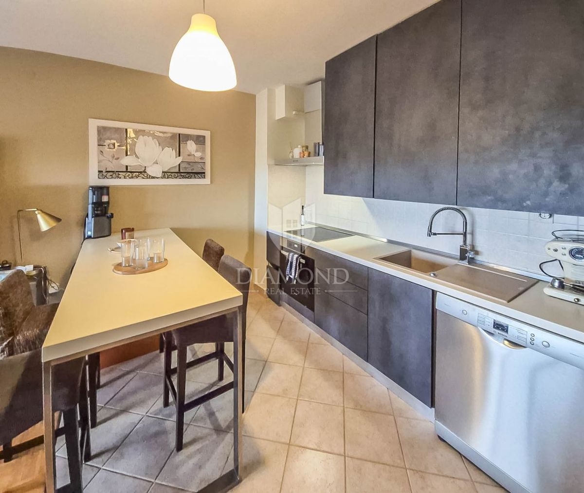 Priložnost! Apartma v centru Umaga, 100 metrov od morja