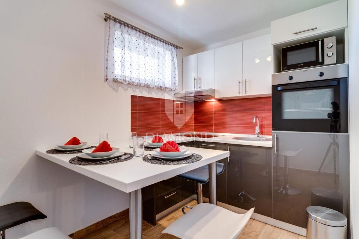 Istra, Pula, Hiša z osmimi apartmaji in bazenom