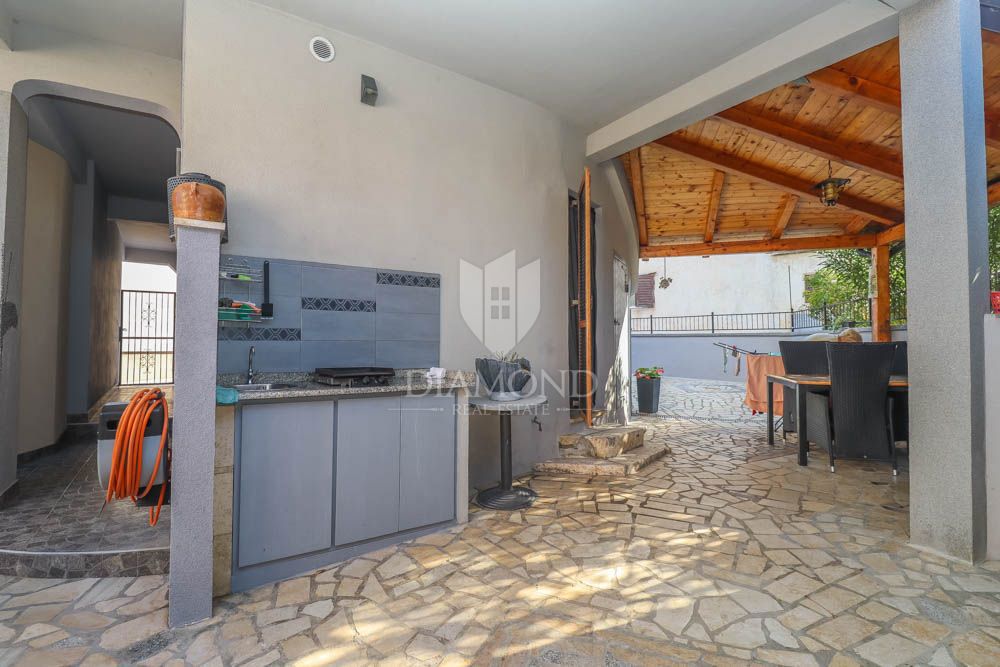 Hiša s tremi apartmaji 300m od morja v bližini Medulina! 