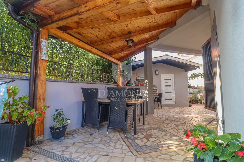 Hiša s tremi apartmaji 300m od morja v bližini Medulina! 