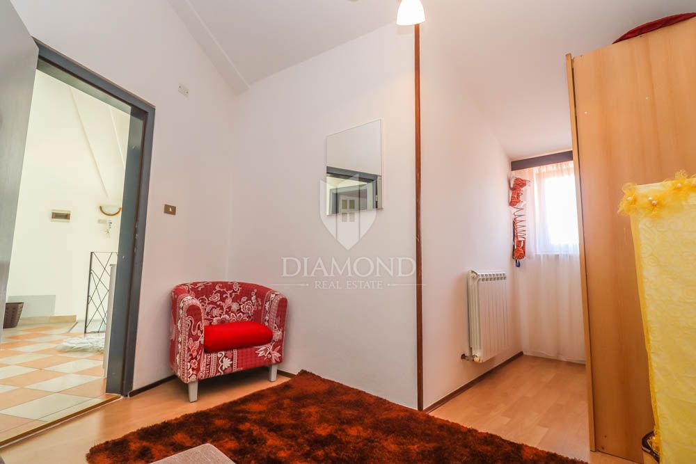 Hiša s tremi apartmaji 300m od morja v bližini Medulina! 