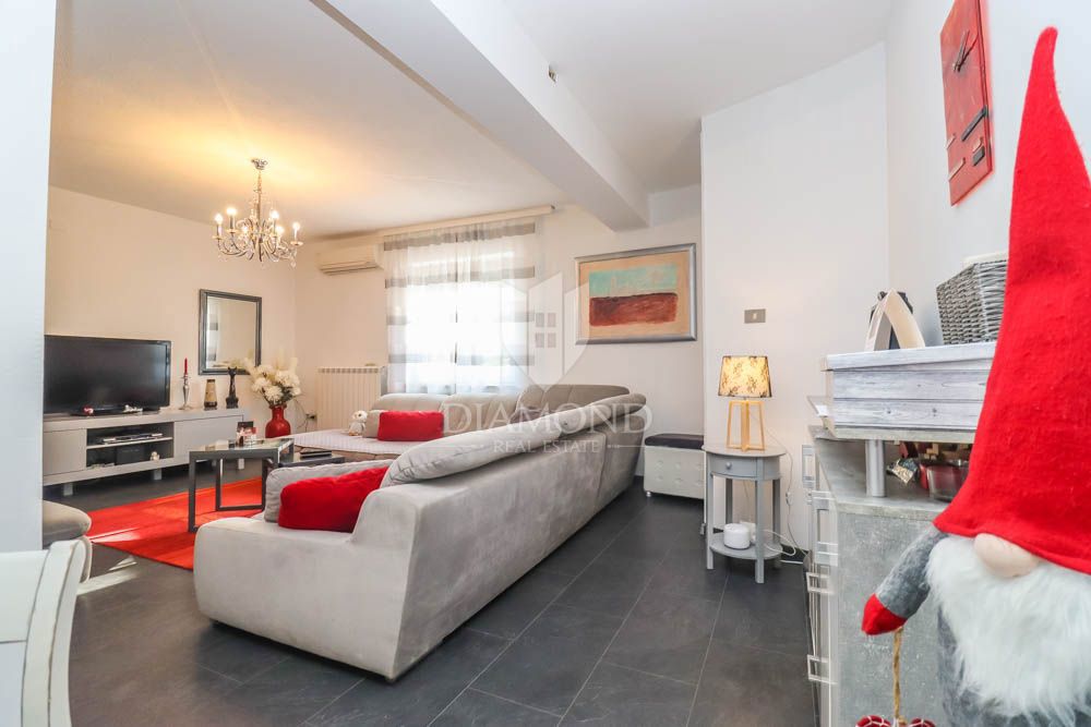 Hiša s tremi apartmaji 300m od morja v bližini Medulina! 