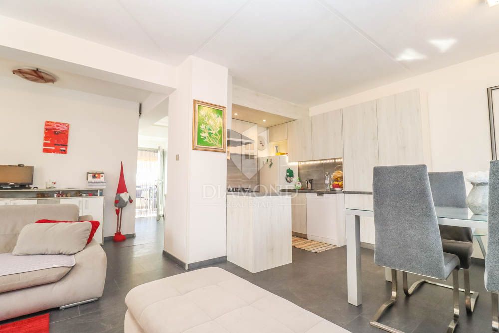 Hiša s tremi apartmaji 300m od morja v bližini Medulina! 