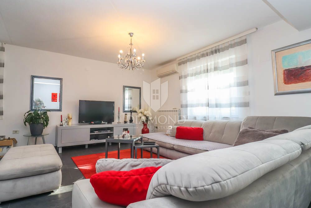 Hiša s tremi apartmaji 300m od morja v bližini Medulina! 