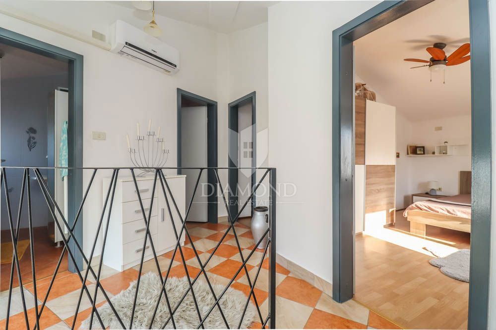 Hiša s tremi apartmaji 300m od morja v bližini Medulina! 