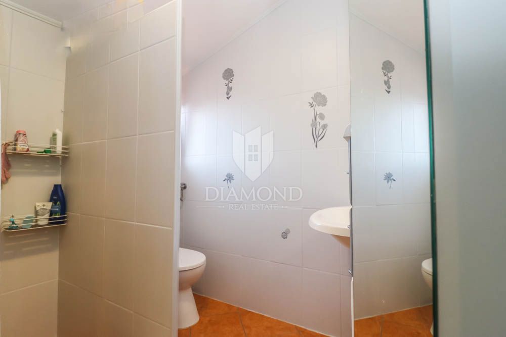 Hiša s tremi apartmaji 300m od morja v bližini Medulina! 
