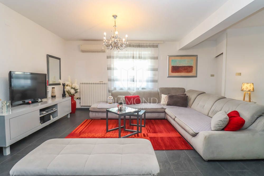 Hiša s tremi apartmaji 300m od morja v bližini Medulina! 