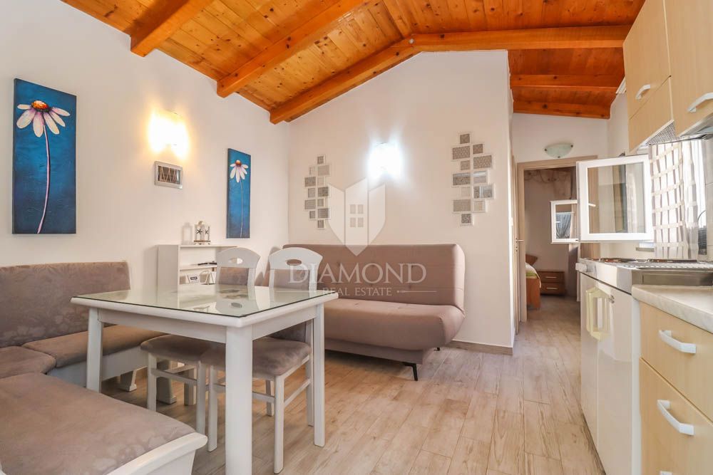 Hiša s tremi apartmaji 300m od morja v bližini Medulina! 