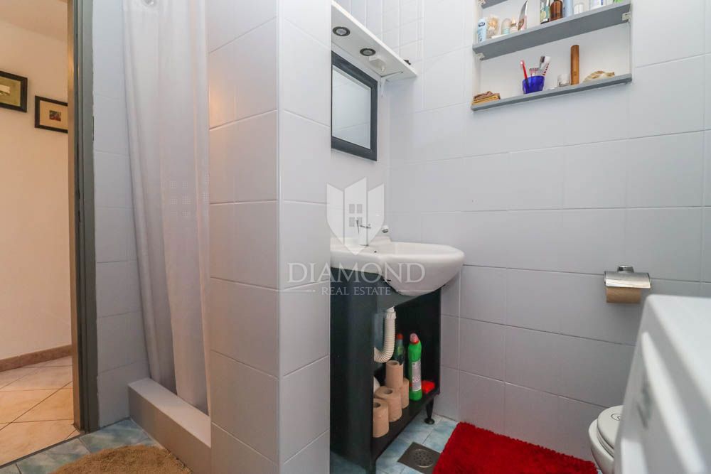 Hiša s tremi apartmaji 300m od morja v bližini Medulina! 