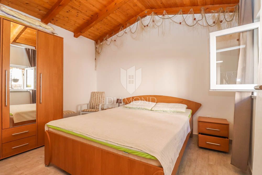 Hiša s tremi apartmaji 300m od morja v bližini Medulina! 