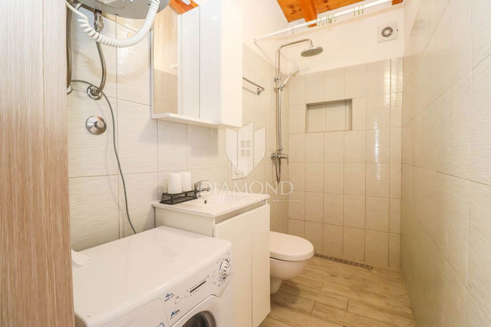 Hiša s tremi apartmaji 300m od morja v bližini Medulina! 