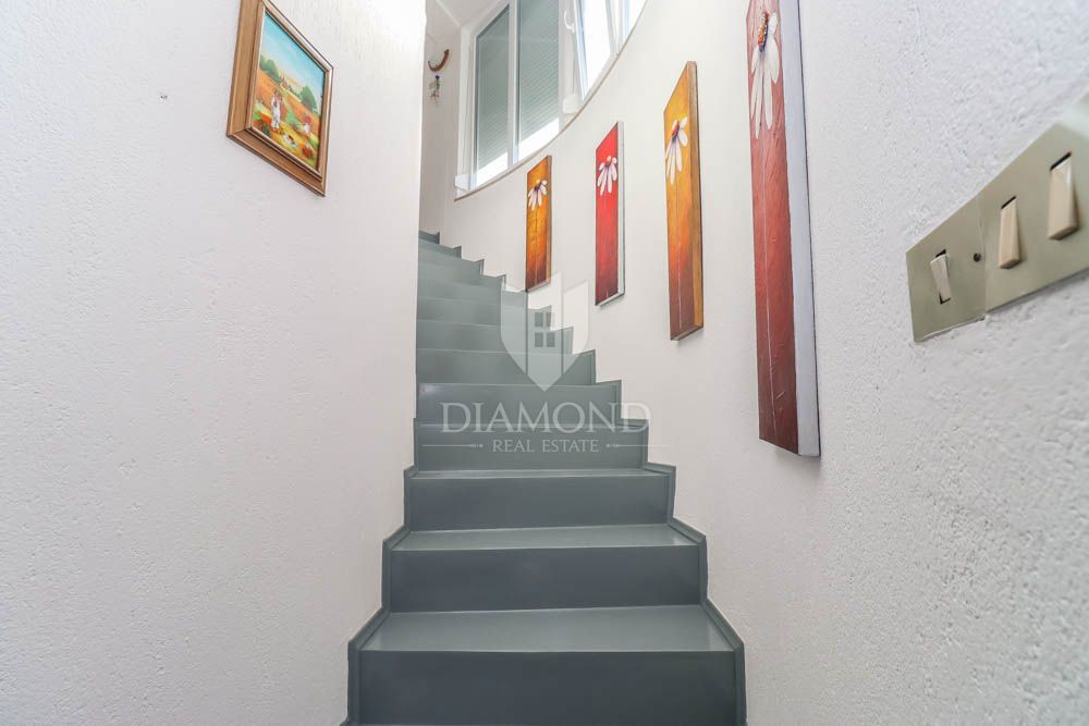 Hiša s tremi apartmaji 300m od morja v bližini Medulina! 