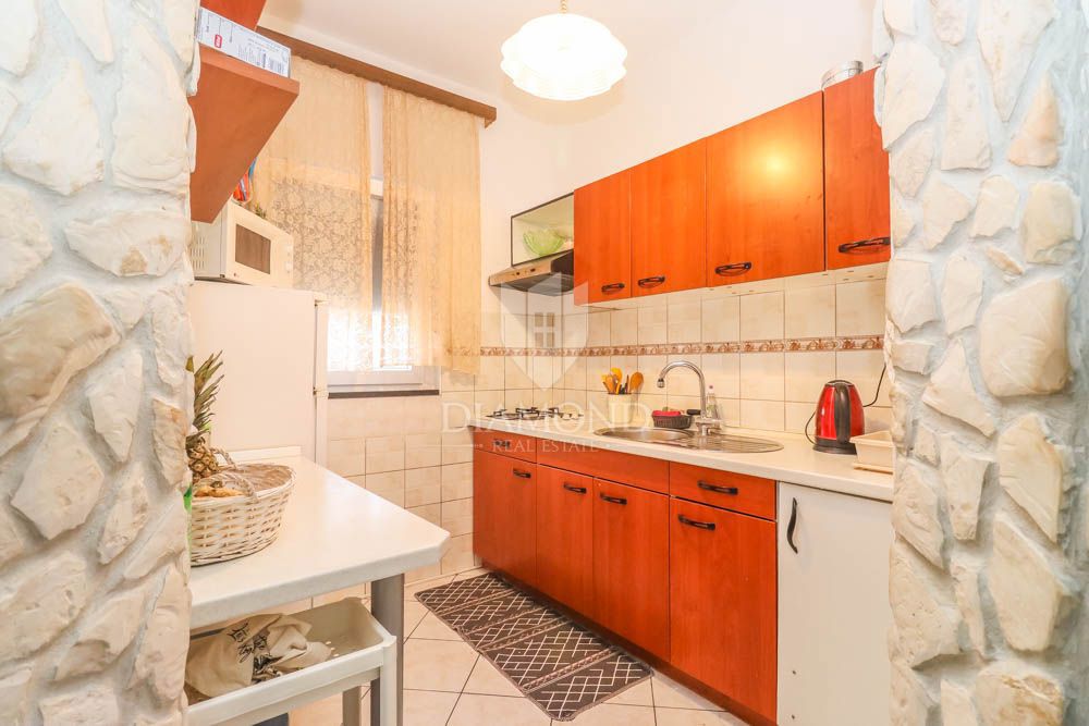 Hiša s tremi apartmaji 300m od morja v bližini Medulina! 