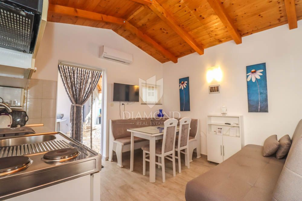 Hiša s tremi apartmaji 300m od morja v bližini Medulina! 