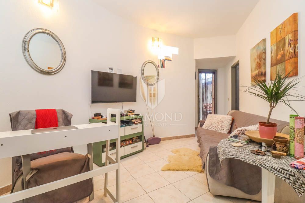 Hiša s tremi apartmaji 300m od morja v bližini Medulina! 