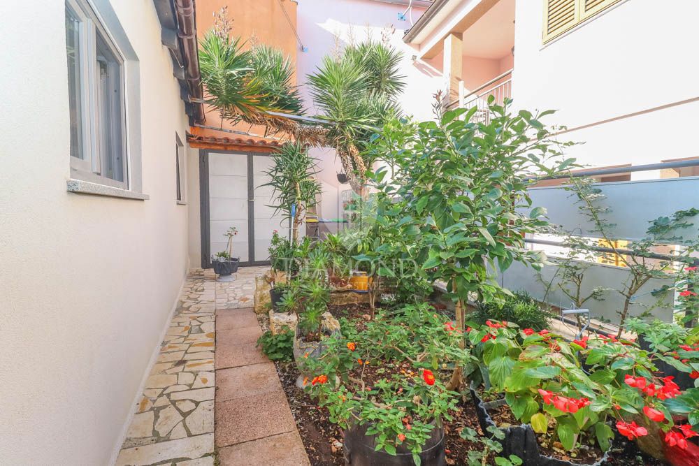 Hiša s tremi apartmaji 300m od morja v bližini Medulina! 