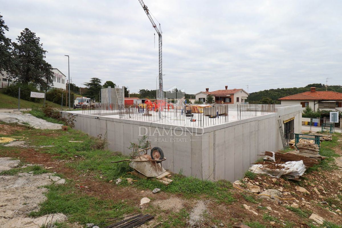 Moderna novogradnja z dvigalom in garažo blizu meje!