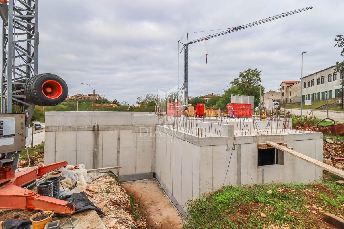 Moderna novogradnja z dvigalom in garažo blizu meje!