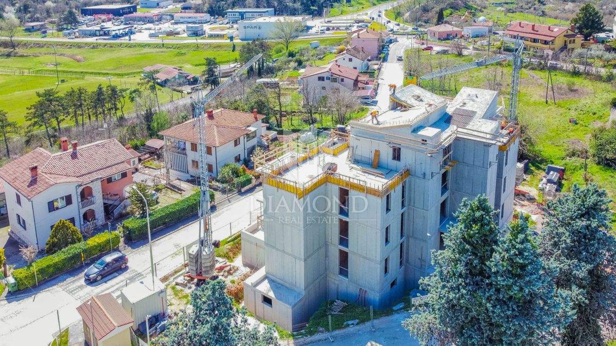 Moderna novogradnja z dvigalom in garažo blizu meje!
