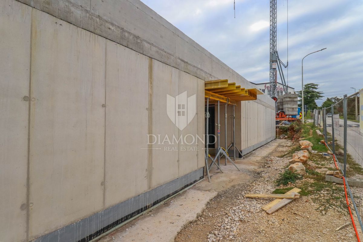 Moderna novogradnja z dvigalom in garažo blizu meje!