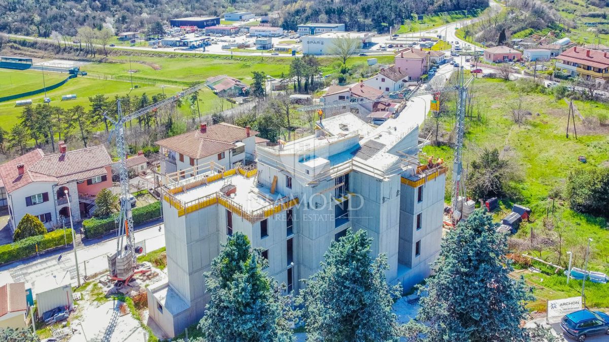 Moderna novogradnja z dvigalom in garažo blizu meje!
