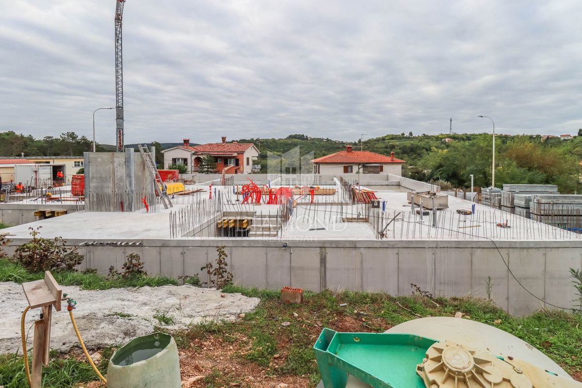 Moderna novogradnja z dvigalom in garažo blizu meje!