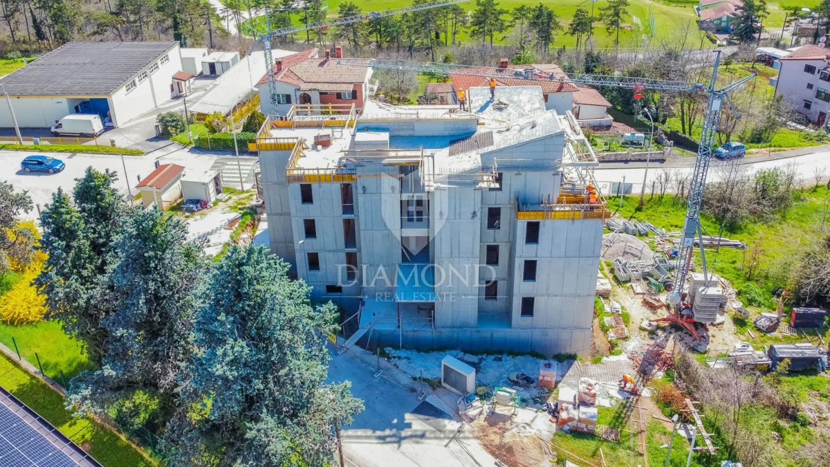Moderna novogradnja z dvigalom in garažo blizu meje!