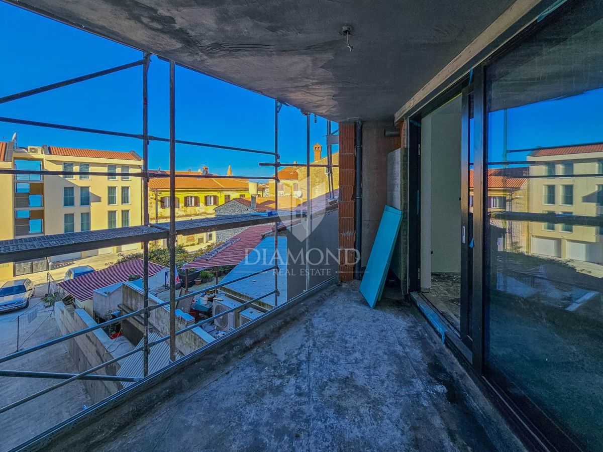 Umag, novogradnja! Luksuzno stanovanje v centru, 2. vrsta do morja!
