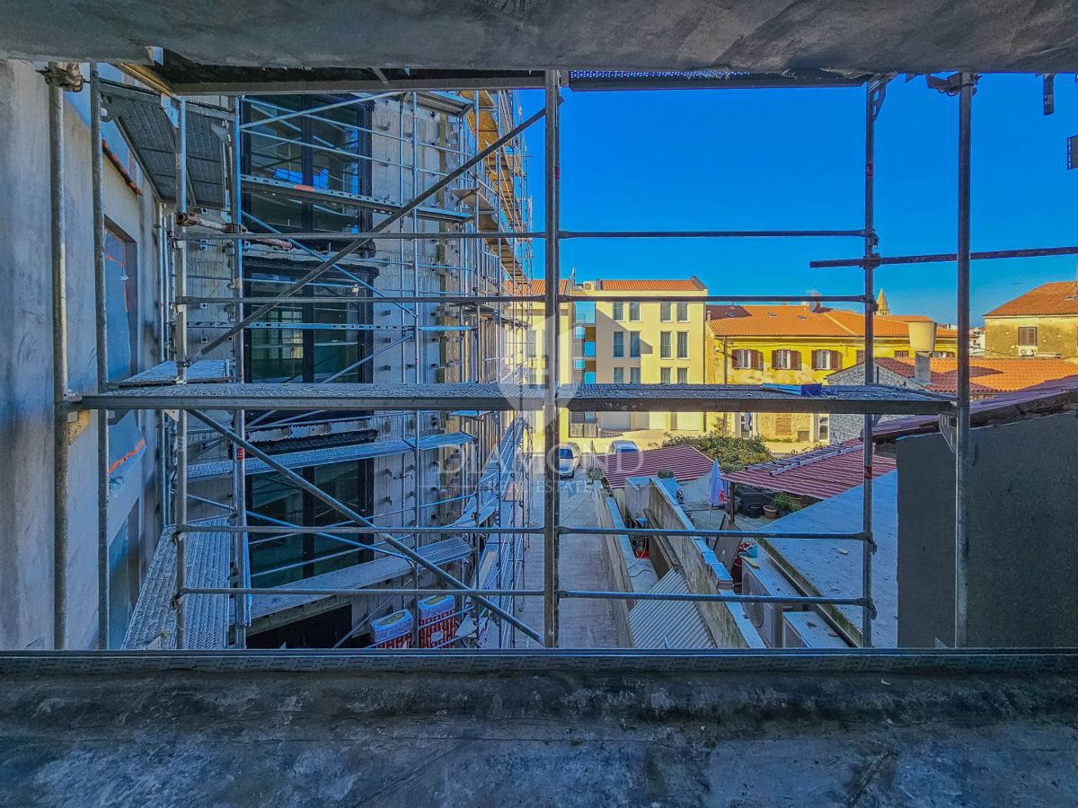 Umag, novogradnja! Luksuzno stanovanje v centru, 2. vrsta do morja!