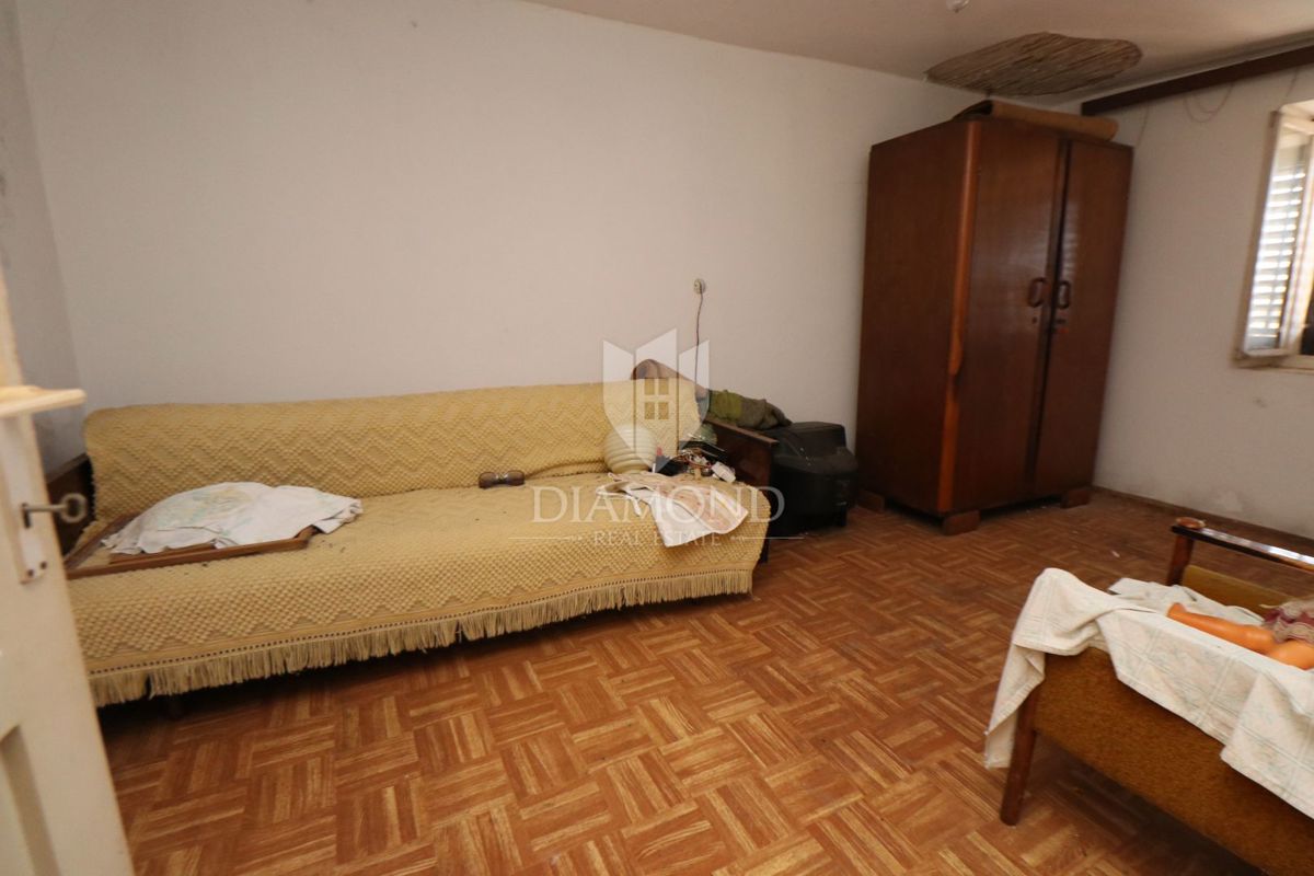 Svetvinčenat, kamnita hiša na prostorni parceli 