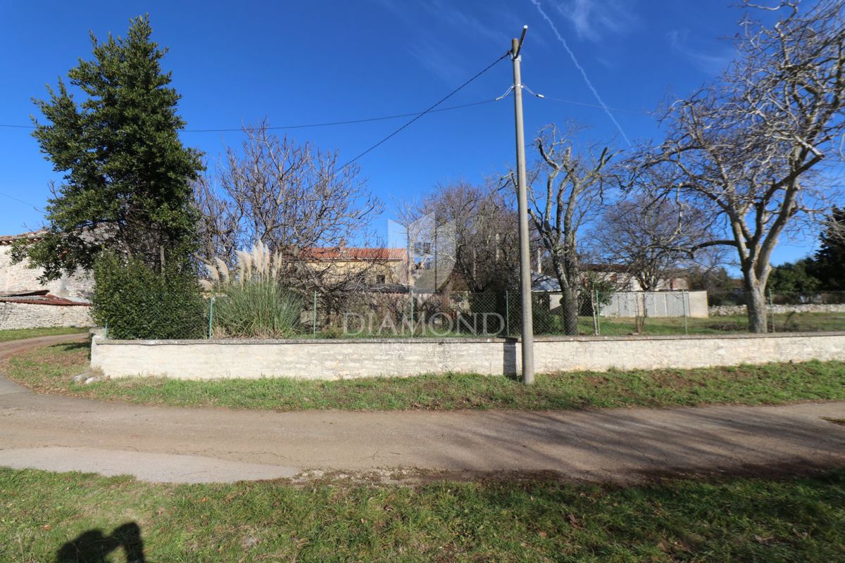 Svetvinčenat, kamnita hiša na prostorni parceli 
