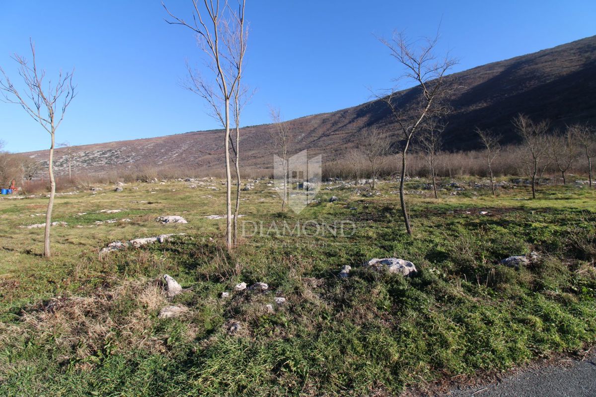 Kršan, okolica, zazidljiva parcela z lepim razgledom