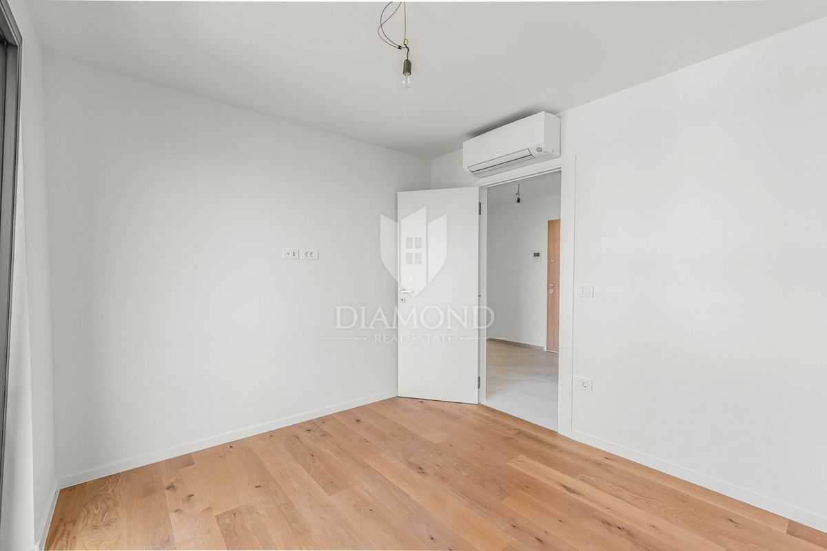 Novigrad, moderno stanovanje 120 m2 v pritličju s pogledom na morje!