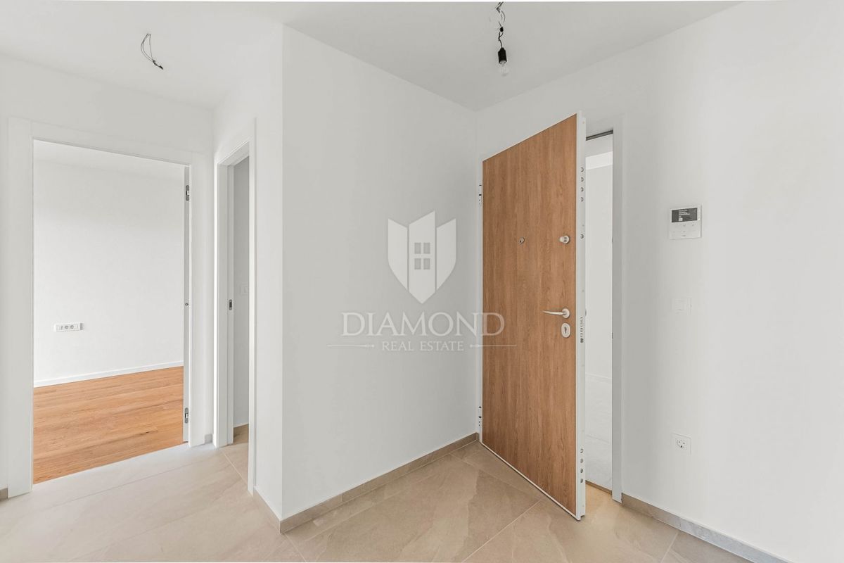 Novigrad, moderno stanovanje 120 m2 v pritličju s pogledom na morje!