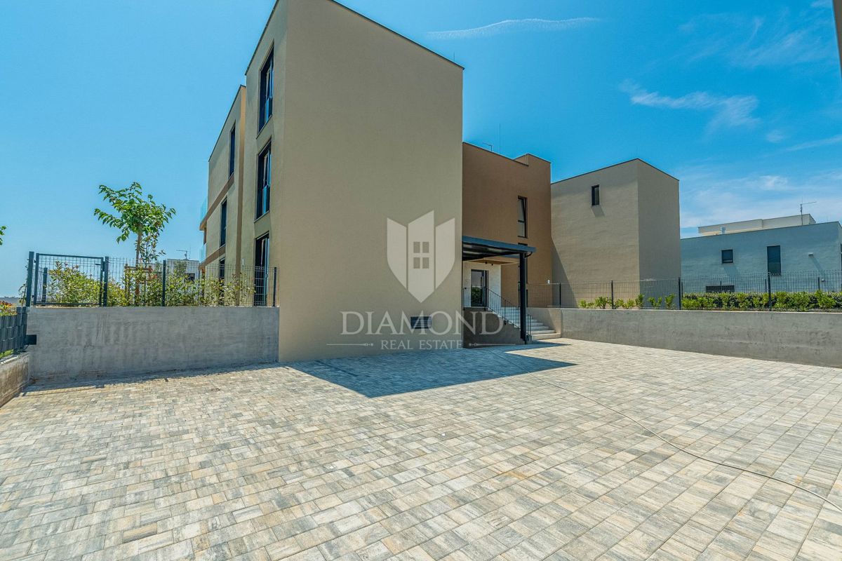 Novigrad, moderno stanovanje 120 m2 v pritličju s pogledom na morje!