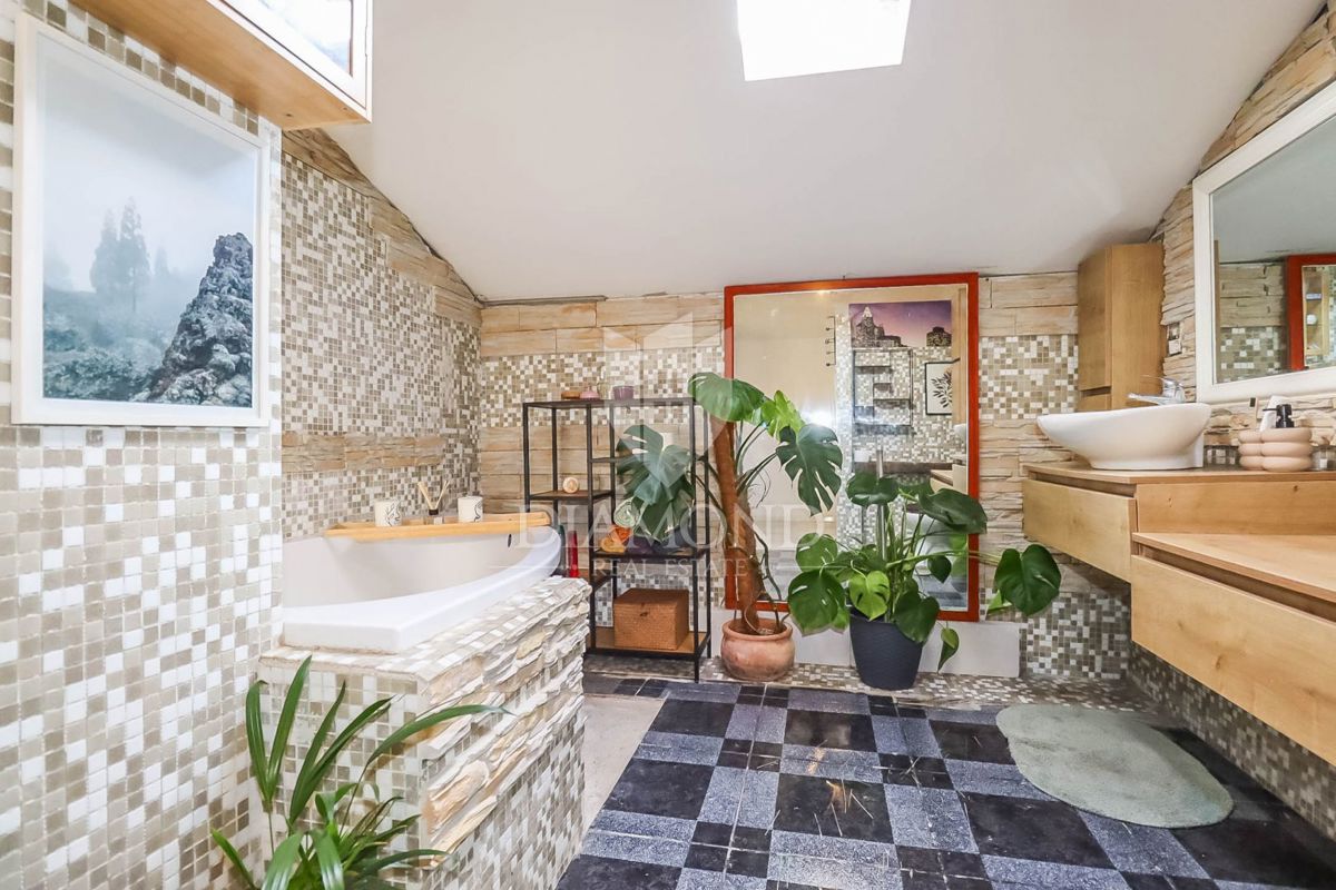 PRILOŽNOST! Štirje apartmaji 100m od plaže v Rovinju