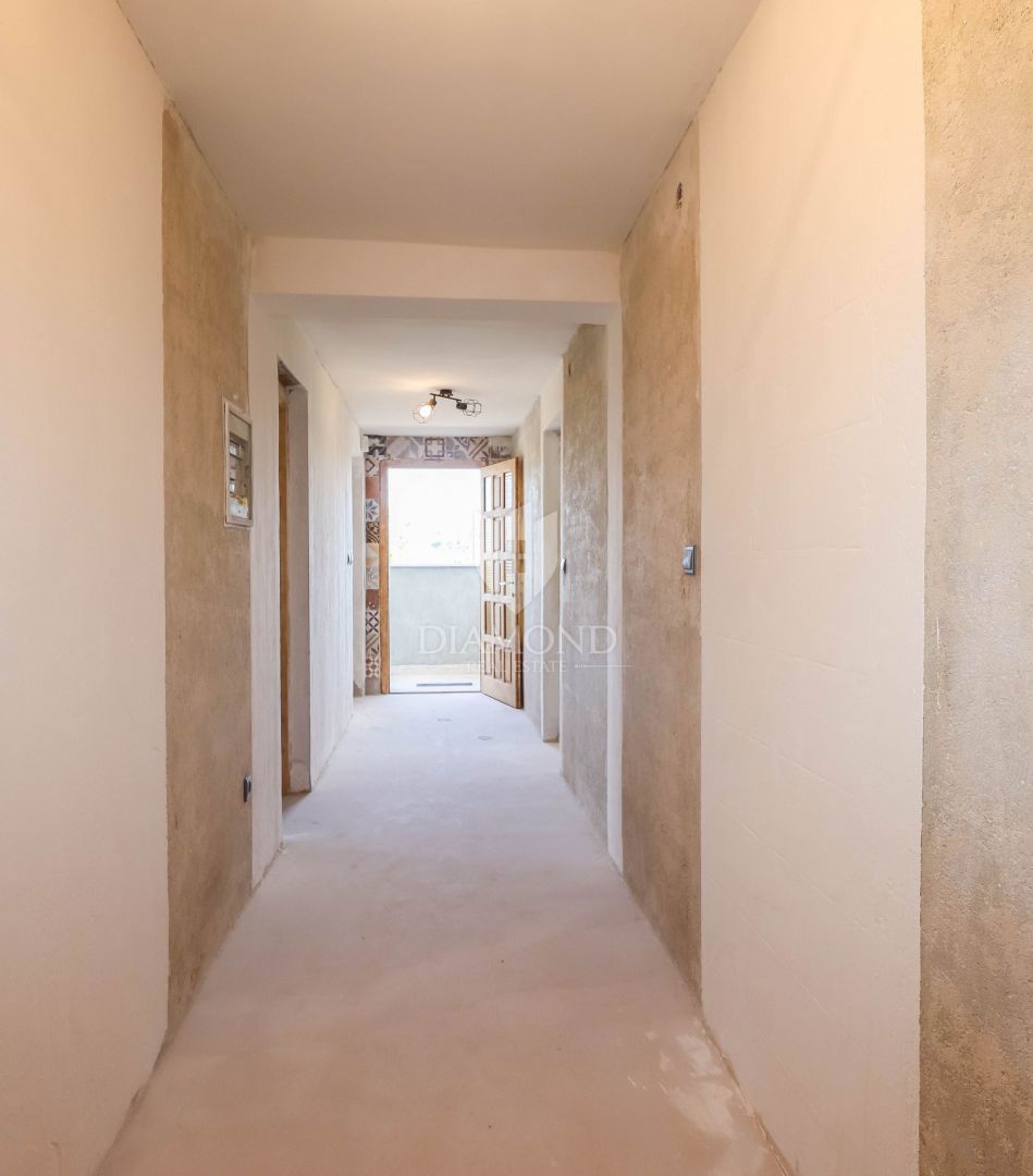 PRILOŽNOST! Štirje apartmaji 100m od plaže v Rovinju
