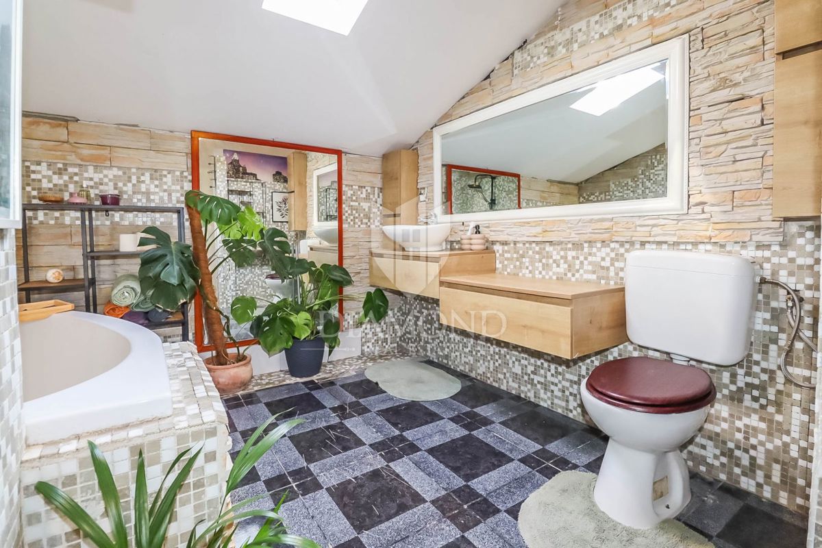 PRILOŽNOST! Štirje apartmaji 100m od plaže v Rovinju